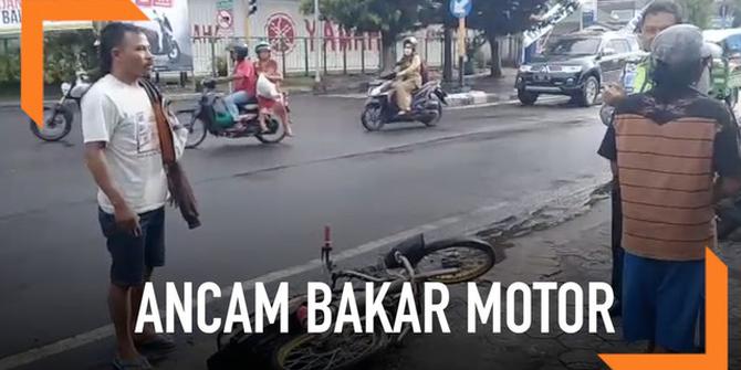 VIDEO: Tolak Ditilang, Pengendara Ancam Bakar Motor