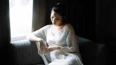 Bridal robe Ochi Rosdiana dilengkapi dengan renda halus dan detail bordiran yang semakin memperindah penampilannya. Dengan riasan natural dan tata rambut yang simpel namun elegan, ia terlihat begitu bersinar dalam setiap jepretan kamera. Pakaian ini tidak hanya melambangkan keanggunan, tetapi juga menggambarkan momen transisi menuju hari bahagia. (Liputan6.com/IG/@ochi24)