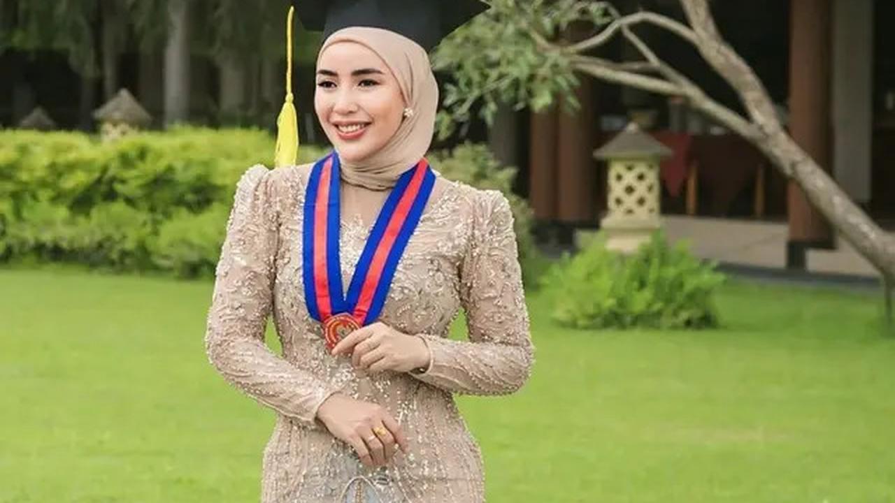 7 Potret Nurul Kamaria Lulus Kuliah di NTB, Angga Wijaya Ikut Bangga