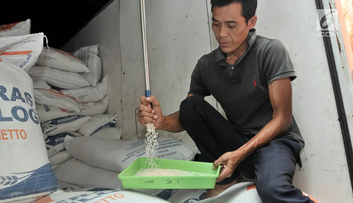 Petugas memeriksa beras jenis medium saat peluncuran operasi pasar di Pasar Induk Beras Cipinang, Jakarta, Kamis (22/11). Perum Bulog dan PT Food Station hari ini menggelar operasi pasar beras medium seharga Rp 8.500 per kg. (Merdeka.com/Iqbal S. Nugroho)