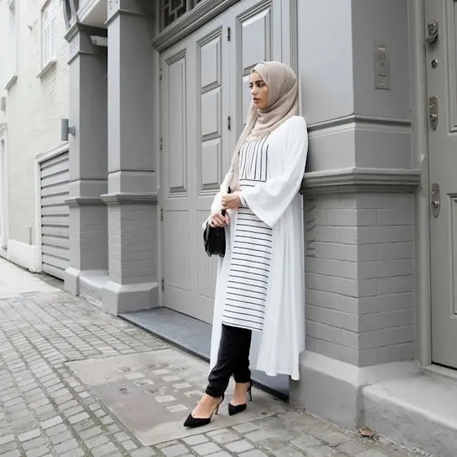 Mix and match busana hijab dengan warna monokrom. (sumber foto: inayahcollection.com)