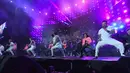 Aksi panggung personil Backstreet Boys saat menghibur penonton di Wango Tango 2017 di StubHub Center, California, (13/5). Boyband yang terbentuk tahun 1993 ini tampil menghibur penggemarnya.   (Kevin Winter/Getty Images/AFP)