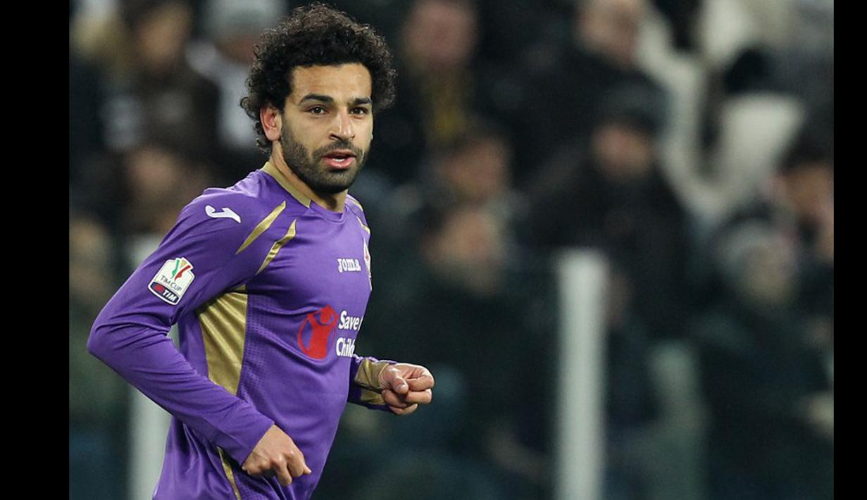 Gelandang Fiorentina, Mohamed Salah merayakan gol ke gawang Juventus pada leg pertama Semifinal Coppa Italia di stadion Juventus, Turin, Italia (5/3/2015).  Fiorentina Menang 2-1 atas Juventus. (AFP PHOTO/Marco Bertorello)