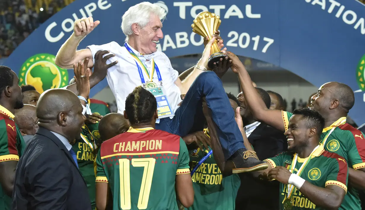 Pemain Kamerun mengangkat sang pelatih, Hugo Broos saat melakukan selebrasi usai menjuarai Piala Afrika 2017 di Stade de I'Amitie, Gabon, Minggu (5/2). Kamerun juara Piala Afrika 2017 setelah menaklukkan Mesir dengan skor akhir 2-1. (ISSOUF SANOGO/AFP)