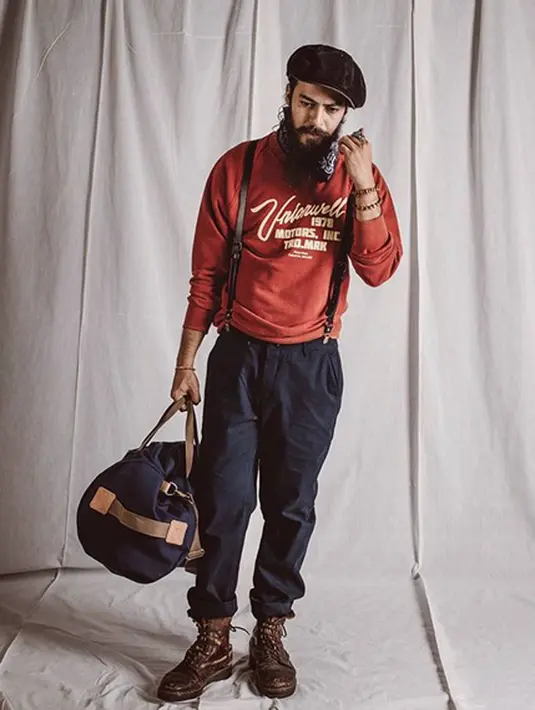 Seperti di foto ini, Alex tampil dengan gaya klasiknya. Paduan pants berwarna navy dan kaus tangan panjangnya. Tampilannya makin trendy dengan Bretel Suspender, topi dan bootsnya yang dikenakan Alex. (Instagram/alexabbad)