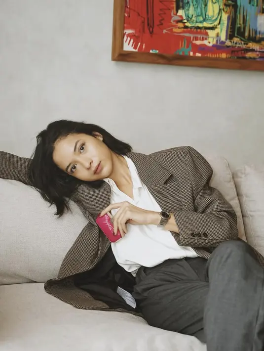 Aksi blazer dengan motih tartan semakin membawa kembali gaya klasik. Putri Marino. [Foto: Instagram/ Putri Marino]