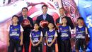 Direktur Utama (Dirut) Bank Mandiri, Darmawan Junaidi, Bersama Dirut IBL, Junas Miradiarsyah, dan Ketua Perbasi, Budisatrio Djiwandono, saat peresmian kerja sama antara Bank Mandiri dengan IBL di Plaza Mandiri, Jakarta, Selasa (1/7/2025). (Bola.com/Abdul Aziz)