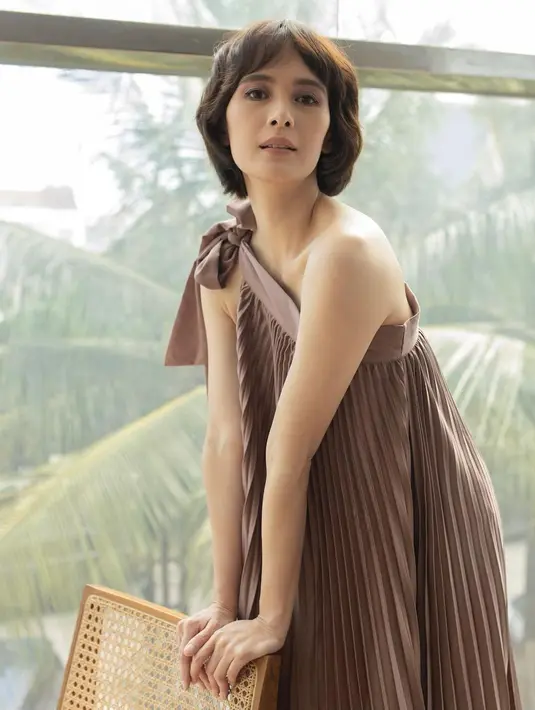 Selalu tampil kece dan modis, Renata makin terlihat menawan dengan rambutnya yang kini super pendek. (FOTO: instagram.com/renata711)