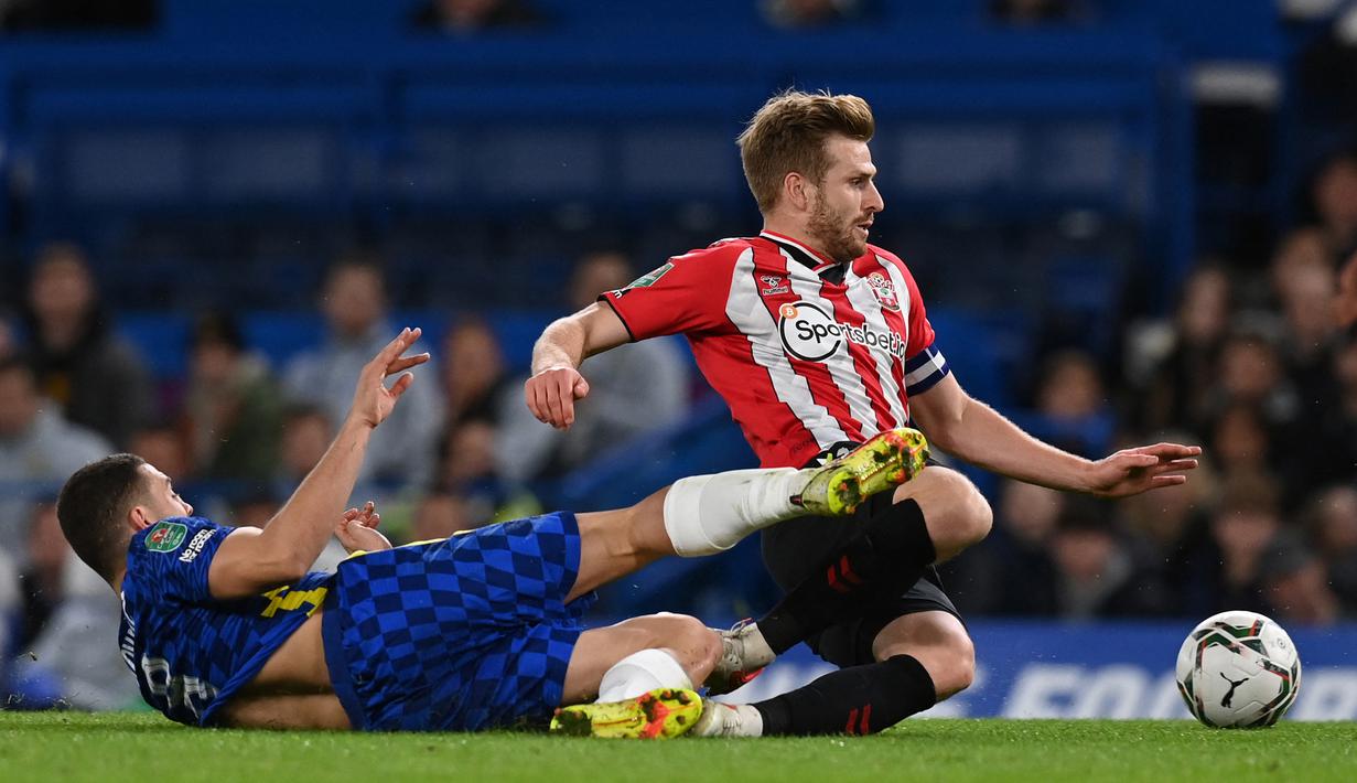 Southampton balas mengancam gawang Chelsea pada menit ke-32. Sambaran Stuart Armstrong (kanan) usai meneruskan umpan Kyle Walker-Peters masih mampu diblok Mateo Kovacic yang kemudian dihalau kiper, Kepa Arrizabalaga. (AFP/Glyn Kirk)