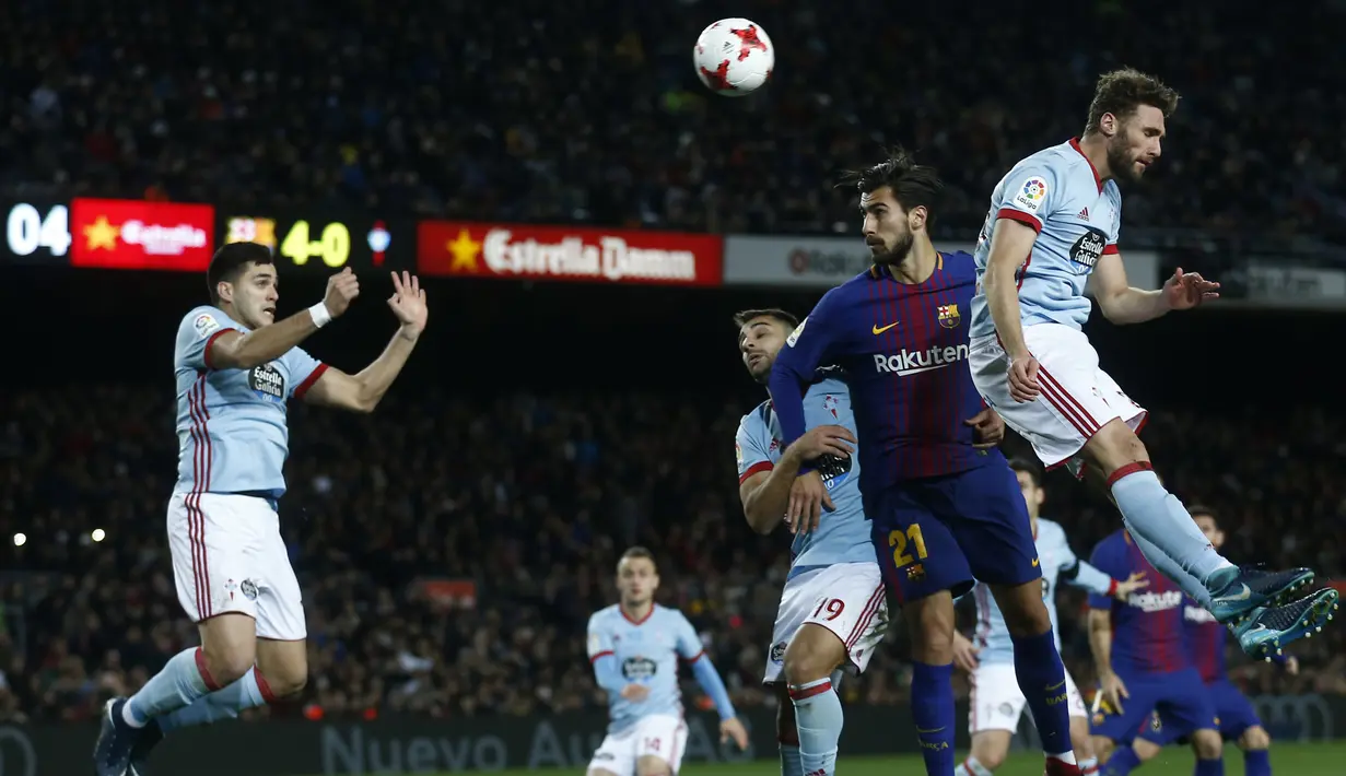 Pemain Barcelona, Andre Gomes (2kanan) melakukan duel udara dengan pemain Celta Vigo pada laga Copa del Rey di Camp Nou stadium, Barcelona, (11/1/2018). Barcelona menang 5-0 atas Celta Vigo. (AP/Manu Fernandez)