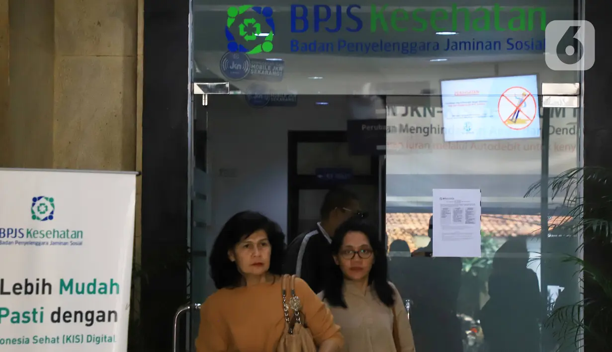 Peserta keluar dari Kantor BPJS Kesehatan di Jakarta, Selasa (10/3/2020). Mahkamah Agung (MA) membatalkan kenaikan iuran BPJS Kesehatan per 1 Januari 2020. (Liputan6.com/Angga Yuniar)