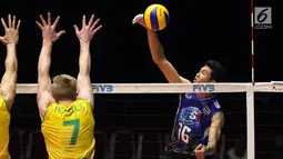 Pemain voli putra Thailand, Kantapat Koonmee (kanan) melakukan smes saat melawan Australia pada Kejuaraan Voli Asia 2017 ke-16 di GOR Tri Dharma, Gresik, Selasa (25/7). Thailand kalah 2-3. (Liputan6.com/Helmi Fithriansyah)