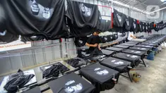 Pekerja melakukan proses penyablonan kaus di sebuah UMKM konveksi sablon rumahan Sinergi Adv, Srengseng Sawah, Jakarta, Rabu Jumat (25/10/2023). Permintaan kaus partai politik, calon presiden-calon wakil presiden, dan calon legislatif meningkat hingga 400 persen dalam beberapa bulan terakhir. (merdeka.com/Arie Basuki)