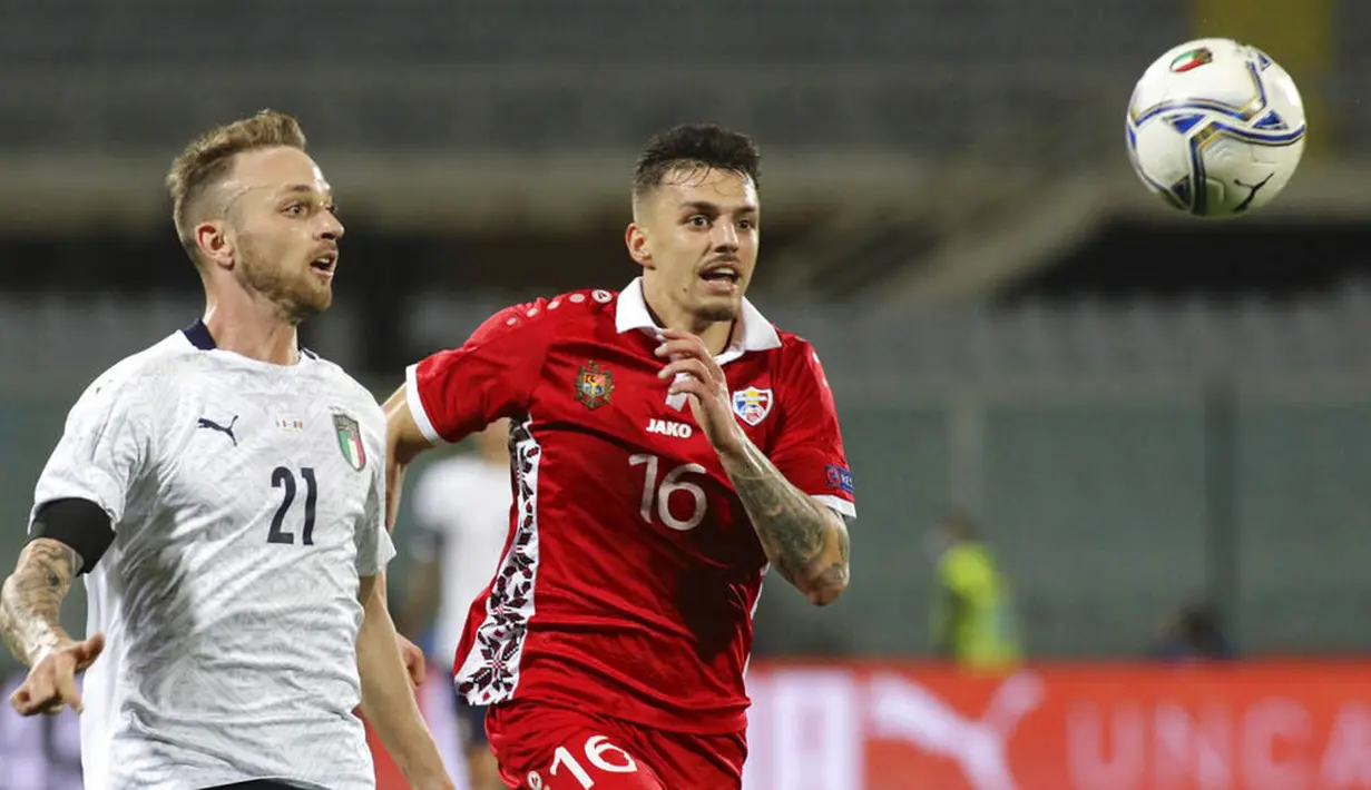 Pemain Italia, Manuel Lazzari, berebut bola dengan pemain Moldova, Denis Marandici, pada laga uji coba di Stadion Artemio Franchi, Kamis (9/10/2020). Italia menang dengan skor 6-0. (Marco Bucco/LaPresse via AP)