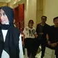 Annisa Trihasari gunakan gaya hijab yang sederhana dan kasual