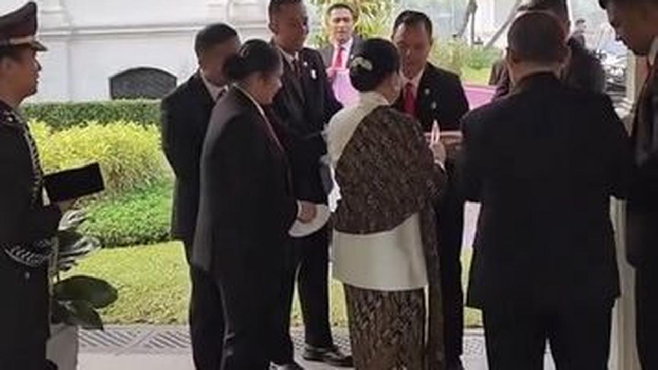 Dalam video, terlihat sejumlah anggota Paspampres yang mengenakan setelan jas hitam sedang menunggu kedatangan Iriana.