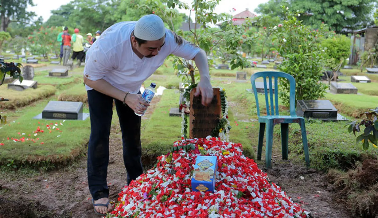 Rakhy Muhammad Bakry atau Rama kakak Dea Imut meninggal dunia dalam usia yang masih muda. Rama meninggal dunia dalam usia 29 tahun lantaran hipertensi dan jantung. (Deki Prayoga/Bintang.com)
