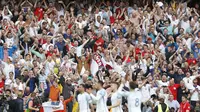 Para pemain Inggris merayakan kemangan bbersama fans saat melawan Wales pada laga Euro 2016 grup B di Stadion Bollaert-Delelis, Lens, Kamis (16/6/2016). (REUTERS/Carl Recine)