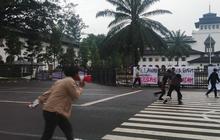 BEM SI Jabar Gelar Aksi Sumpah Pemuda dengan Main Bola di Depan Gedung Sate