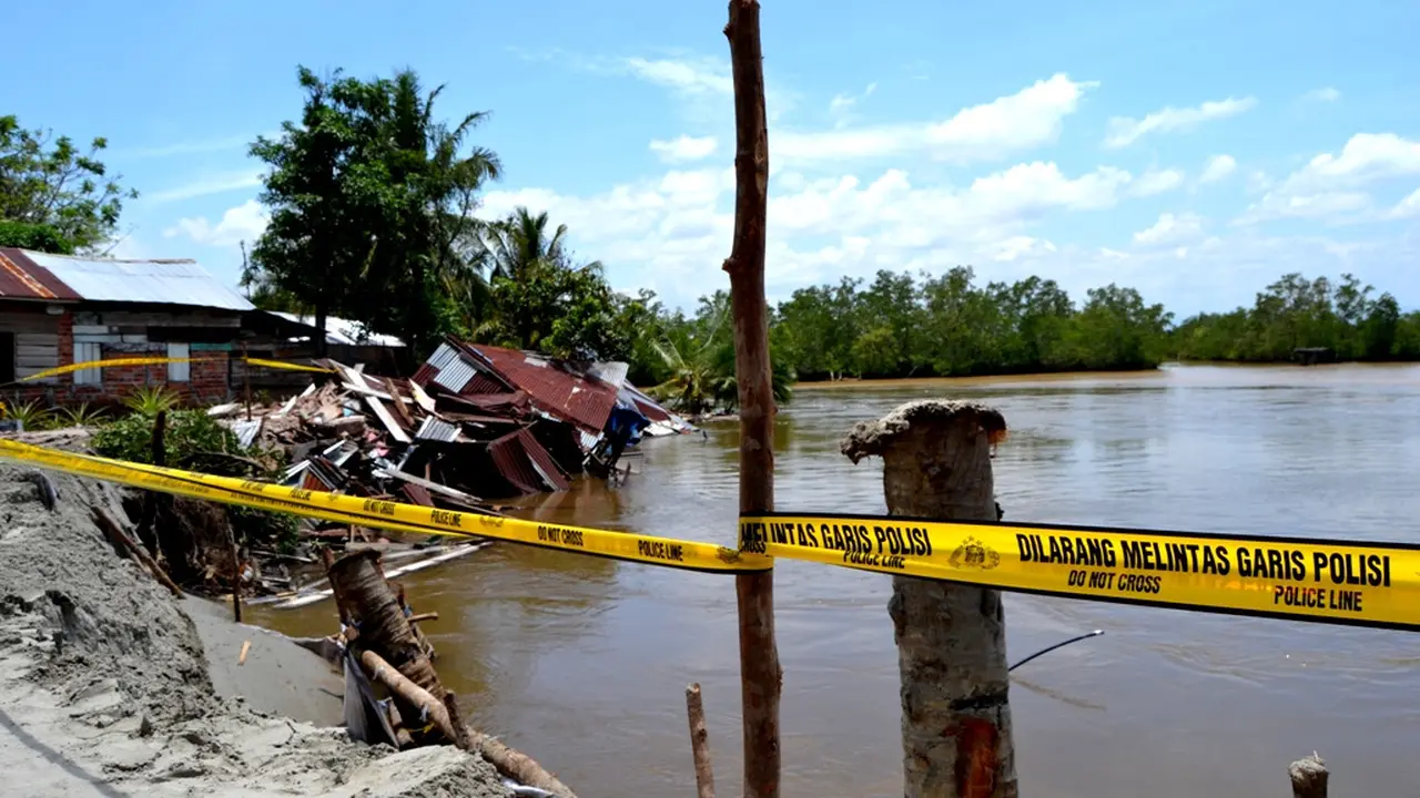 Dihantam Erosi Belasan Rumah Di Bengkulu Terjun Ke Muara