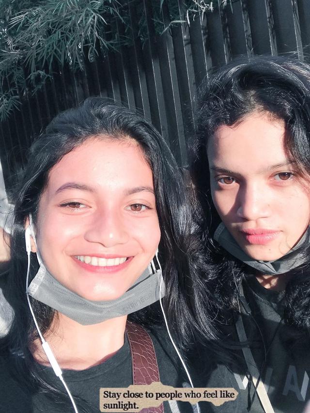 6 Potret Kompak Ratu Sofya 'Dari Jendela SMP' dan Kakaknya, Bak Anak Kembar