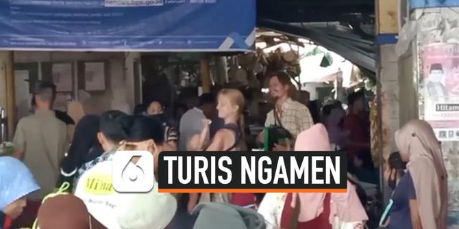 VIDEO: Viral, Pasangan Turis Rusia Bawa Bayi Ngamen di Lombok