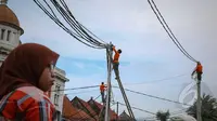 Sektor pelanggan bisnis akan menjadi andalan perusahaan untuk menggenjot penjualan listrik tahun 2015. Tampak jaringan listrik di kawasan Kota Tua sedang diperbaiki oleh petugas PLN, Jakarta, Selasa (27/1/2015). (Liputan6.com/Faizal Fanani)
