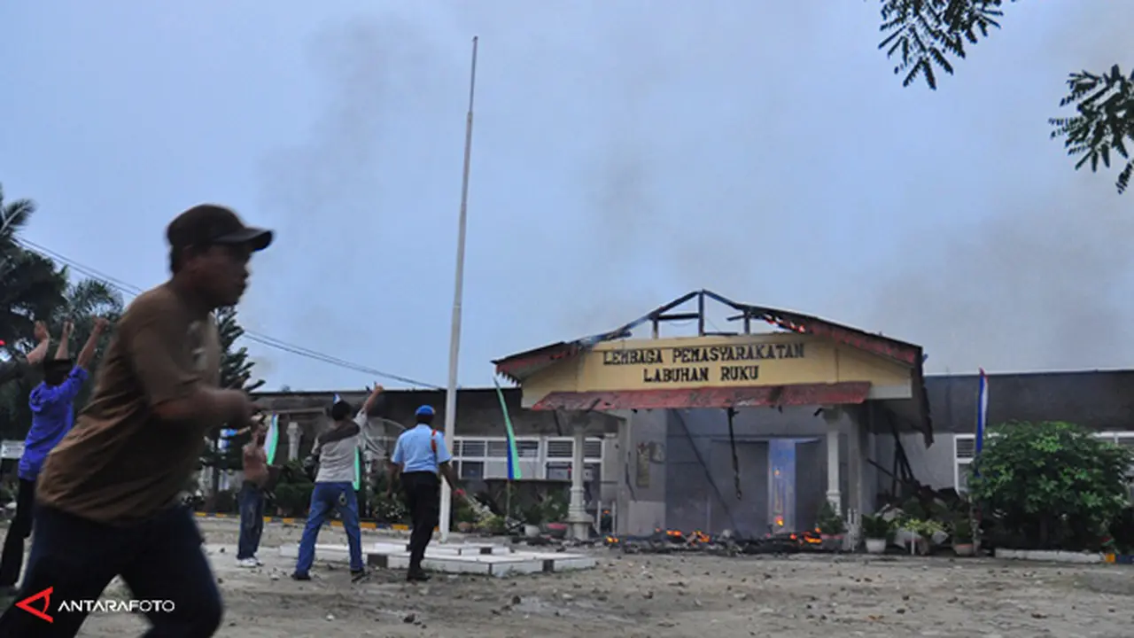 kerusuhan-lapas-labuhan-ruku3-130818c.jp