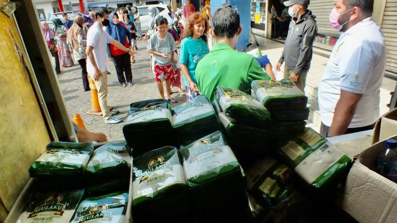 Warga Pesanggrahan mengantre saat membeli gula pasir GULAKU pada kegiatan Operasi Pasar Stok Pangan yang diselenggarakan oleh BULOG bersama Sugar Group Companies di Pasar Pesanggrahan, Jakarta Selatan, 21 Maret 2020.