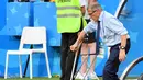 Pelatih Uruguay Oscar Tabarez menggunakan tongkat saat menyaksikan timnya melawan Arab Saudi dalam pertandingan Piala Dunia 2018 di Rostov Arena, Rusia (20/6). Oscar Tabarez menjadi pelatih tertua yang tampil di Piala Dunia 2018. (AFP/Pascal Guyot)