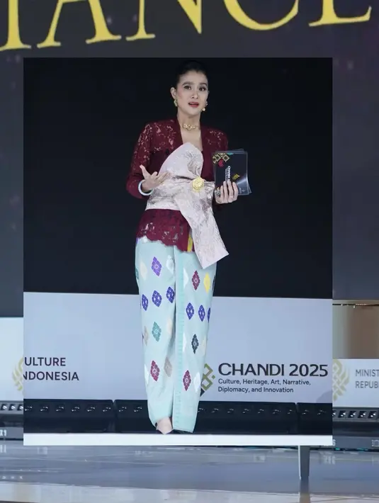 Ia pun dipercaya untuk bawakan monolog saat acara Chandi 2025 yang digelar Kementerian Kebudayaan RI [@marcella.zalianty]