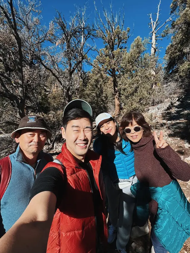 7 Potret Seru Maudy Ayunda Hiking Bareng Mertua di California