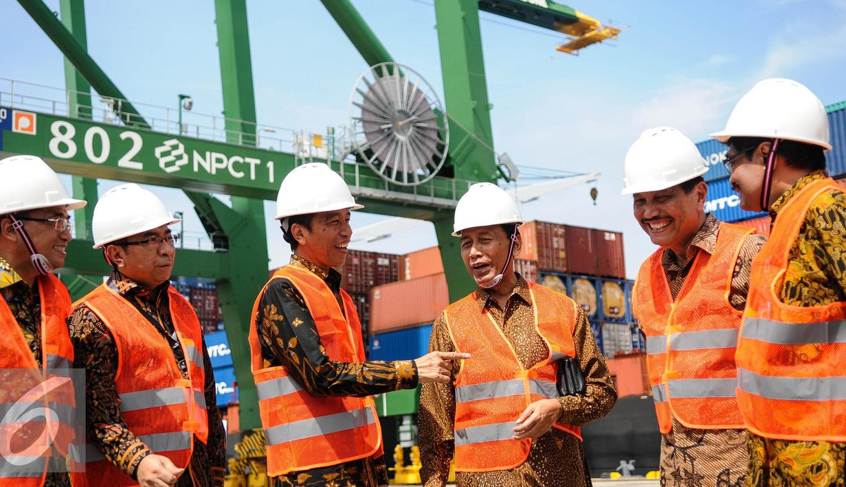 Presiden Jokowi dan pejabat negara saat meninjau New Priok Container Terminal (NPCT) 1, Jakarta, (13/9). Terminal diproyeksikan dapat melayani kapal petikemas berkapasitas I3.000-15.000 TEUs dengan bobot di atas 150.000 DWT. (Liputan6.com/Faizal Fanani)