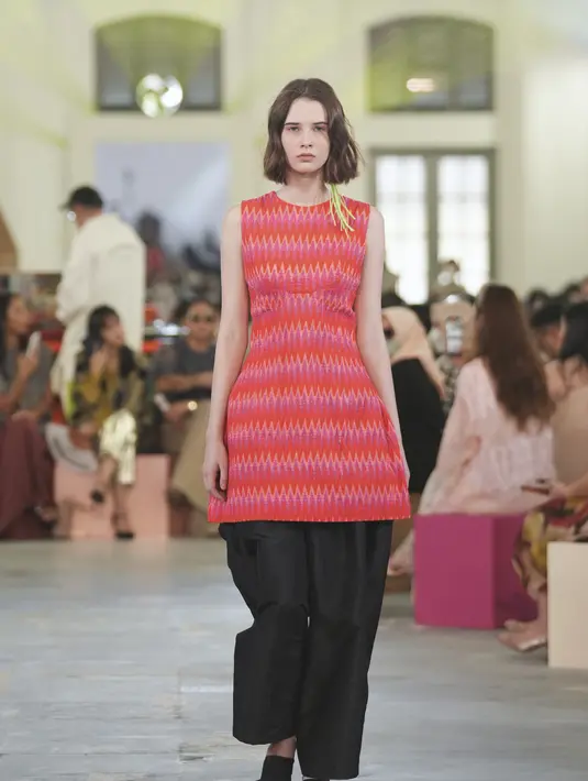 <p>Rangkaian busana yang aktif dengan variasi siluet ini bisa dikenakan lintas gender. Ragam busana relaks hingga pas badan kembali menjadi favorit seiring kembalinya aktivitas manusia di dunia. Foto: Document/Sapto Djojokartiko.</p>