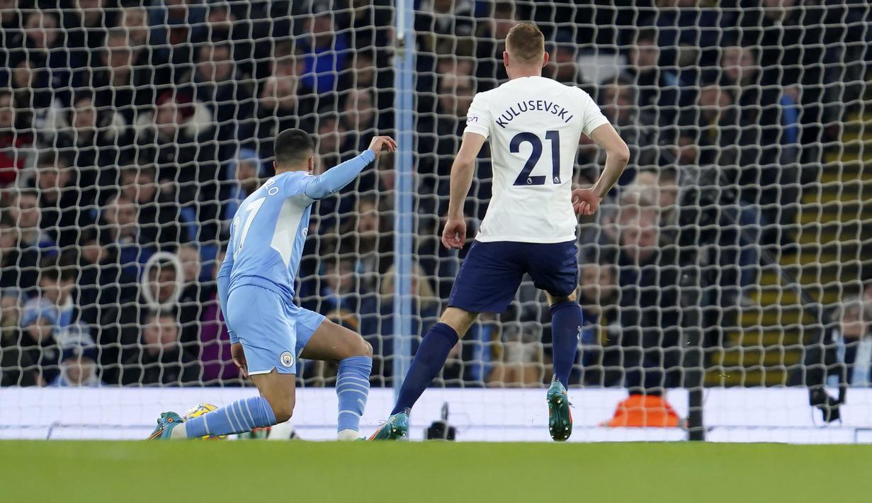 Ia lebih memilih mengumpan bola kepada Dejan Kulusevski yang berdiri bebas dan dengan mudah menaklukkan penjagaan yang longgar dari Joao Cancelo. Bola pun meluncur mulus ke dalam gawang setelah melewati sela-sela kaki Joao Cancelo. Tottenham unggul 1-0. (AP/Jon Super)