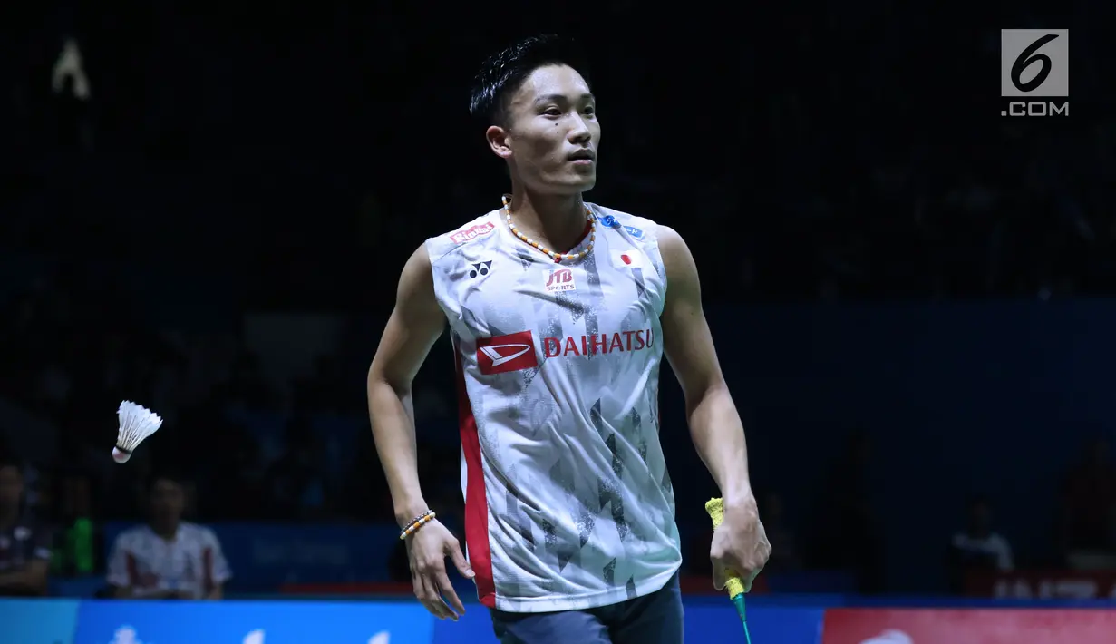 Tunggal putra Jepang, Kento Momota saat melawan pebulu tangkis Indonesia, Tommy Sugiarto pada 8 besar Indonesia Open 2018 di Istora GBK, Jakarta, Jumat (6/7). Tommy kalah 11-21, 15-21. (Liputan6.com/Helmi Fithriansyah)