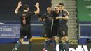 Para pemain Manchester City merayakan gol kedua ke gawang Everton yang dicetak gelandang Kevin De Bruyne (kedua dari kanan) dalam laga perempatfinal Piala FA 2020/2021 di Goodison Park, Liverpool, Sabtu (20/3/2021). Manchester City menang 2-0 atas Everton. (AP/Jon Super/Pool)