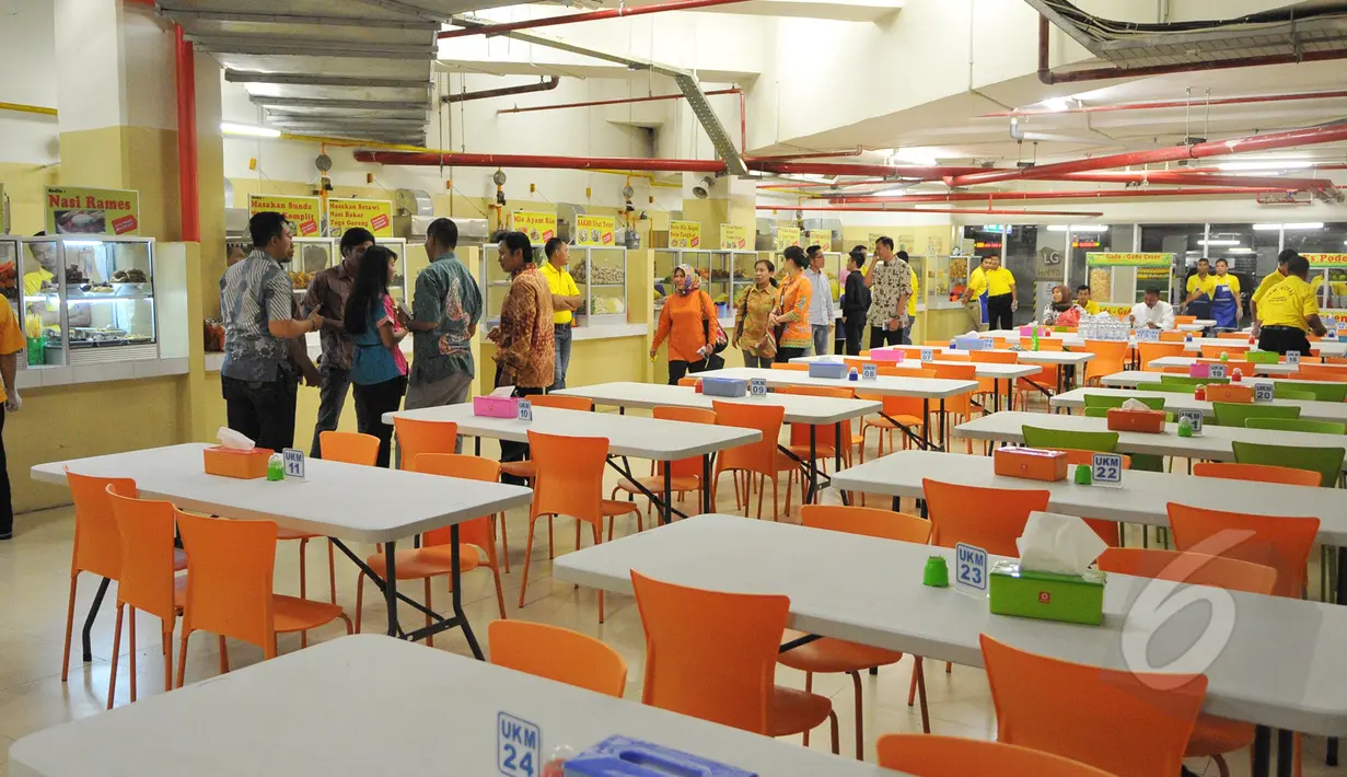 Suasana tempat makan di Beranda Nusantara, Mal Kasablanka, Jakarta, Jumat (22/5/2015). Walikota Jaksel merelokasi puluhan UKM dan PKL ke dalam Mal Kasablanka. (Liputan6.com/Herman Zakharia)