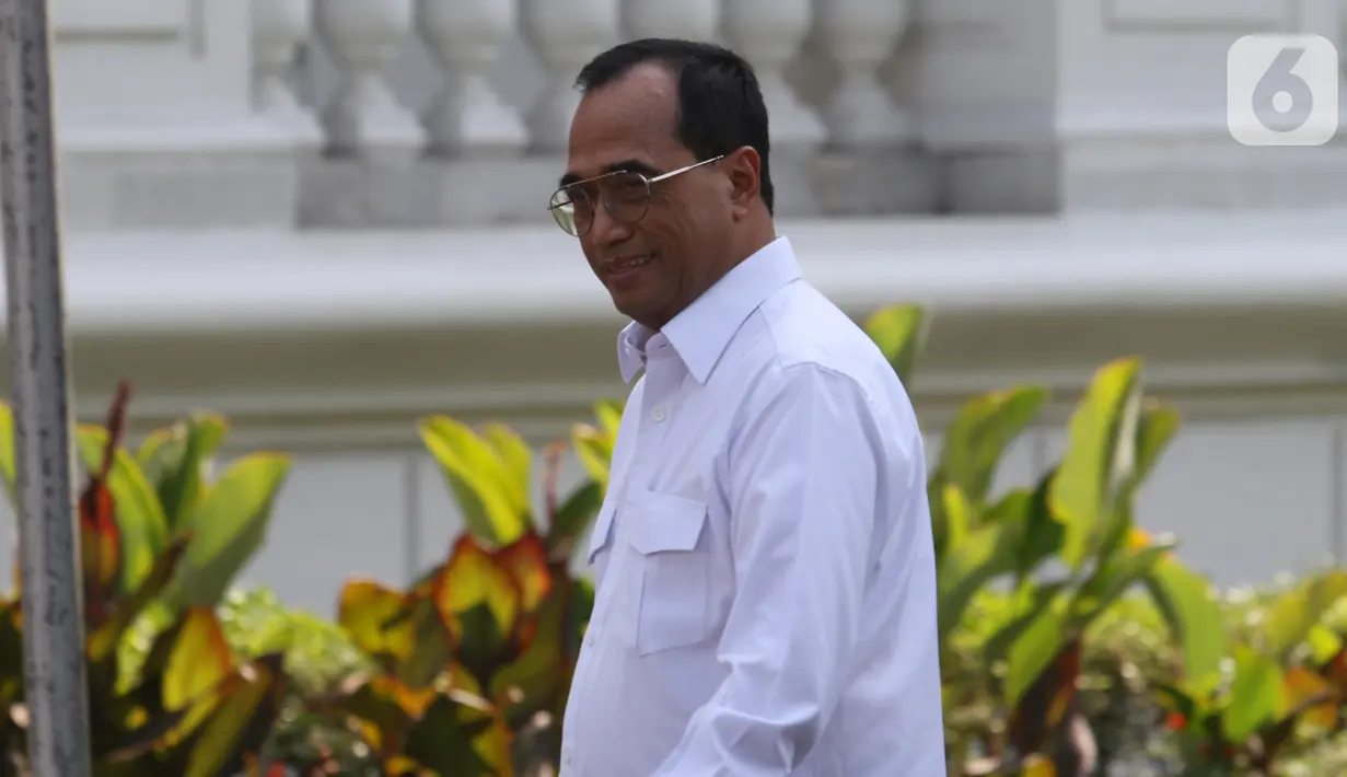 Menteri Perhubungan Budi Karya Sumadi tiba di Istana, Jakarta, Selasa (22/10/2019). Budi tersenyum dan melambaikan tangan kepada media jelang wawancara calon menteri Kabinet Kerja Jilid II bersama Presiden Joko Widodo. (Liputan6.com/Angga Yuniar)