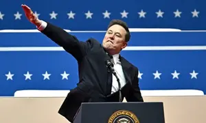 CEO Tesla dan SpaceX, Elon Musk, membuat gestur yang dibandingkan dengan hormat ala Nazi saat berpidato selama parade pelantikan Donald Trump di Capitol One Arena, di Washington DC, Amerika Serikat (AS), Senin (20/1/2025). (Dok. Angela Weiss/AFP)     