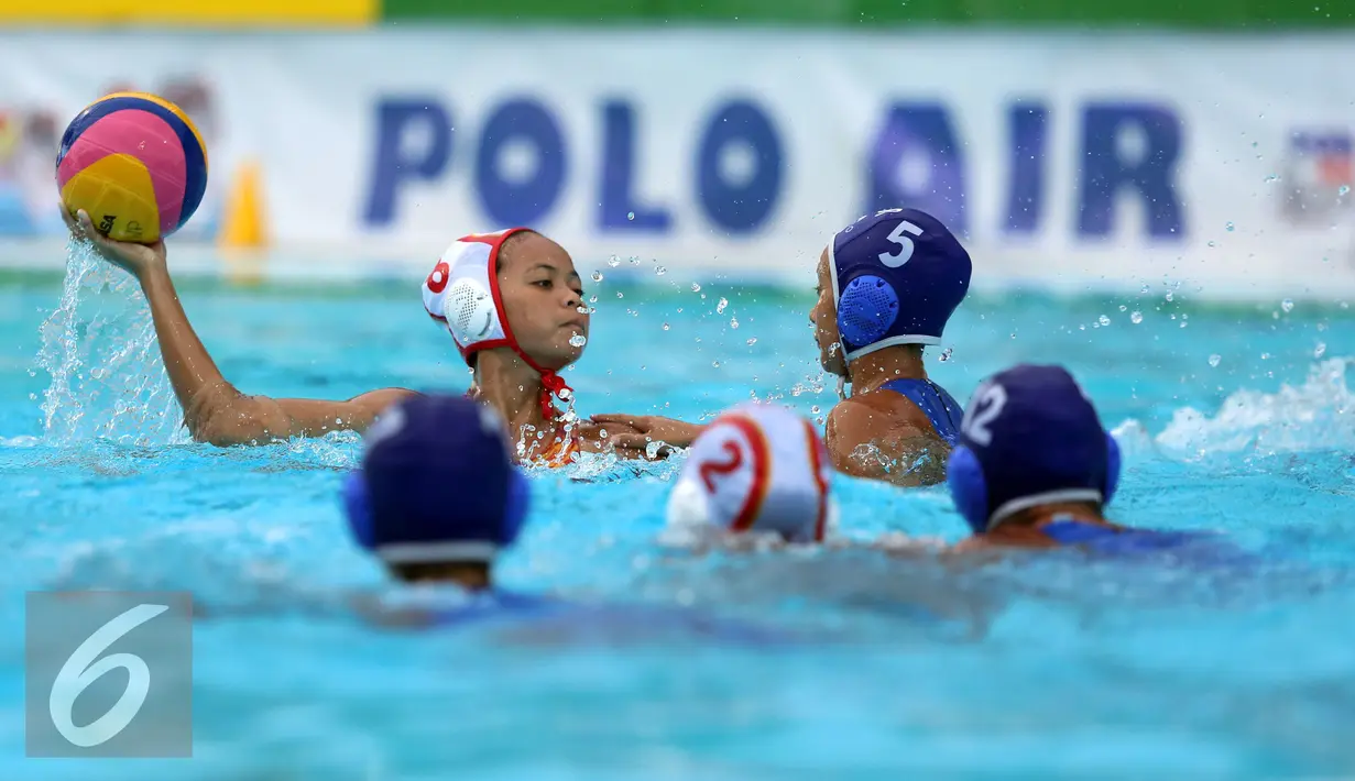 Pemain DKI Jakarta, Ariel Dyah Cininta S (kedua kiri) mengoper bola saat laga final polo air PON XIX melawan Jawa Barat di Kolam Renang Si Jalak Harupat, Kab Bandung, Senin (26/9). DKI Jakarta unggul dengan skor 14-8. (Liputan6.com/Helmi Fithriansyah)