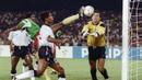 Kamerun. Termasuk Piala Dunia 2022, Kamerun telah lolos sebanyak 8 kali ke putaran final Piala Dunia. Dalam 7 edisi sebelumnya, 1982, 1990 hingga 2002, 2010 dan 2014 mereka hanya mampu 1 kali lolos dari fase grup, yaitu di Piala Dunia 1990 dan terhenti di babak perempatfinal usai kalah 2-3 dari Inggris lewat perpanjangan waktu usai bermain imbang 2-2 hingga waktu normal. Kamerun menjadi negara Afrika pertama yang lolos hingga babak perempatfinal di putaran final Piala Dunia. (AFP/Georges Gobet)