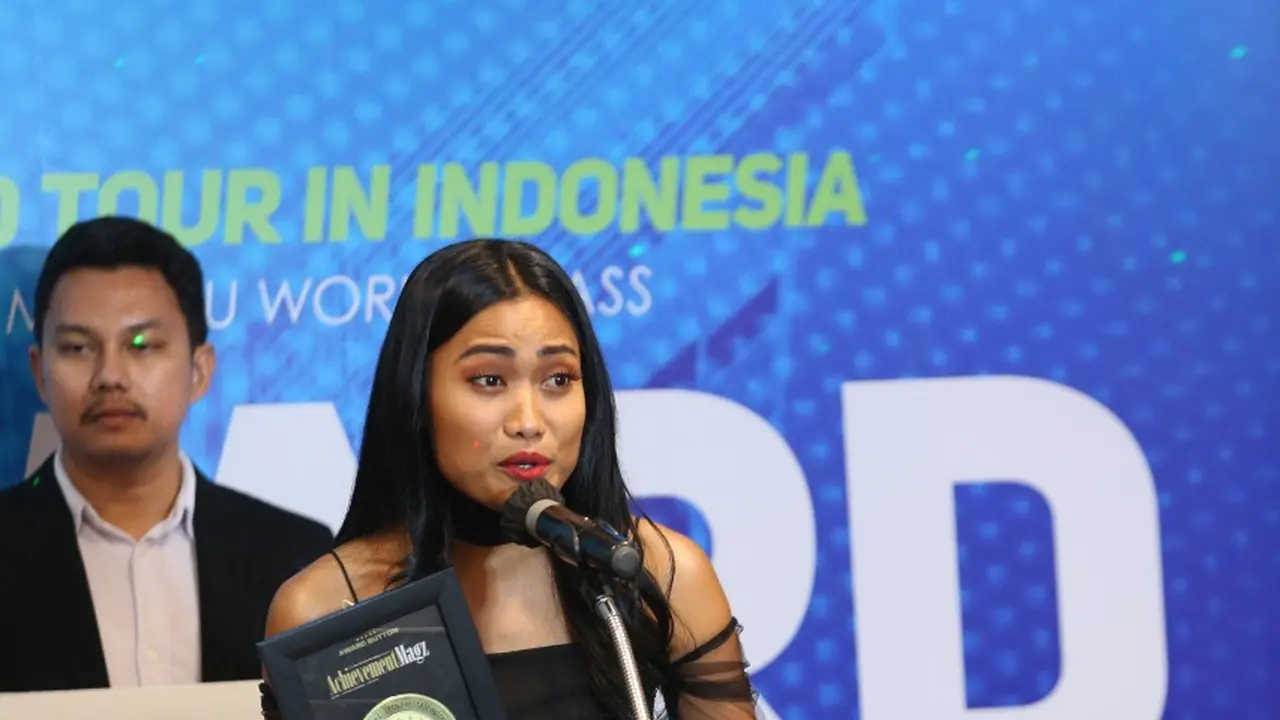 Desainer Migi Rihasalay mendapatkan penghargaan dari Indonesia Awards Magazine