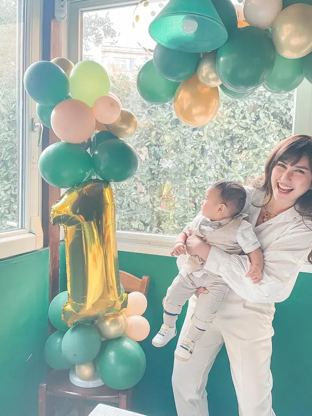 7 Potret Ulang Tahun Pertama Putra Louise Anastasya, Tampil Kompak Bersama Suami