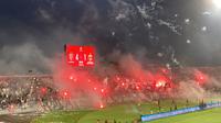 Suporter Bali United di tribun utara Stadion Kapten I Wayan Dipta saat menyalakan kembang api dan flare dalam pekan ke-33 BRI Super League 2025/2026 menghadapi Bhayangkara Presisi Lampung FC. (Alit Binawan/Bola.com)