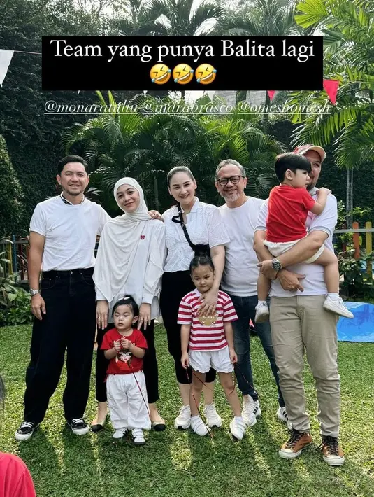 Mona Ratuliu turut mendampingi putrinya di acara 17-an sekolahnya. Ia tampil dengan kaus merah-putih dan shorts putihnya. [@dianayulestari].