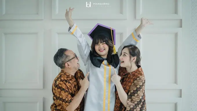 6 Potret Mima Shafa Putri Mona Ratuliu Saat Wisuda, Lulus SMA Bareng Kekasih