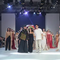 3 Desainer tanah air pamerkan mahakarya di Dewi Fashion Knights (DFK) 2022 di JFW 2023. (Foto: Adrian Putra)