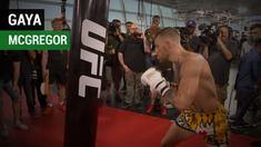Berita video petarung MMA, Conor McGregor, menunjukkan gaya bertinjunya saat latihan terbuka untuk menghadapi Floyd Mayweather pada Jumat (11/8/2017).