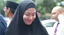 Pemeran sinetron Jin & Jun 2 itu datang dengan mengenakan hijab dan busana hitam. Dengan rok panjang hitam bermotif bunga-bunga. Sedangkan sang suami, Fadlan mengenakan kaos panjang hitam dengan celana jeans. (Nurwahyunan/Bintang.com)